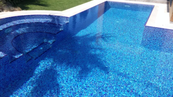 Çeşme'de Saklı Mavi: Üstten Taşmalı Jakuzili Havuz, Kenar Tutamakları ve İroko Detayları Detay