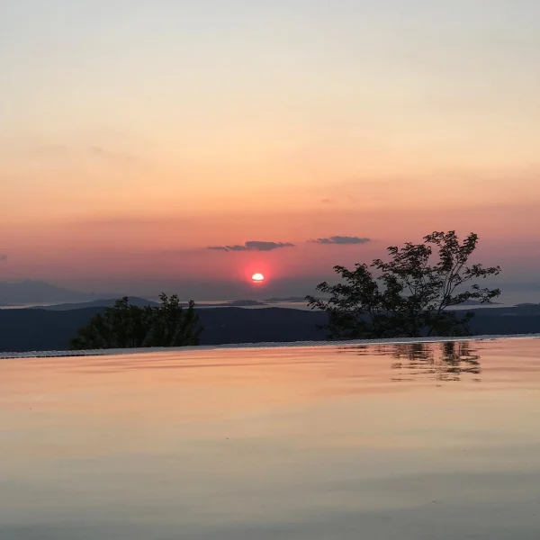 Ayvalık'ta Sonsuz Mavilik: Mavi Cam Mozaikli Sonsuzluk Havuzu Projesi Detay