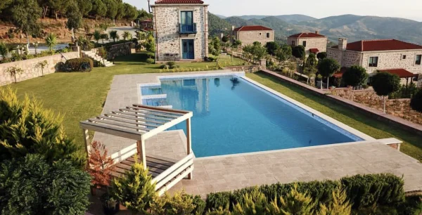 Ayvalık'ta Sonsuz Mavilik: Mavi Cam Mozaikli Sonsuzluk Havuzu Projesi Detay