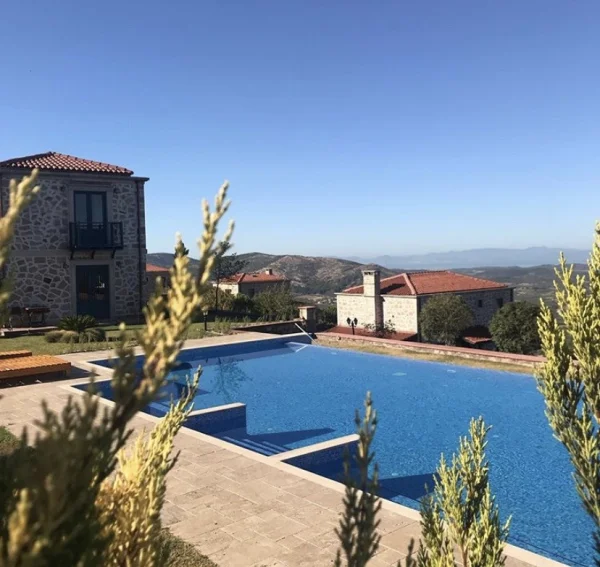 Ayvalık'ta Sonsuz Mavilik: Mavi Cam Mozaikli Sonsuzluk Havuzu Projesi Detay