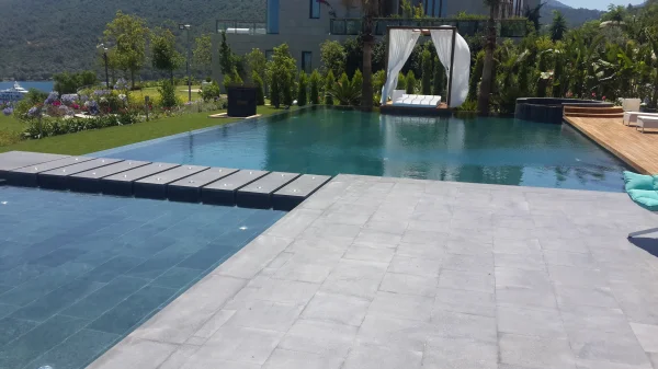 Bodrum Ufukları: Sonsuzluk Havuzu, Diyabaz Doğal Taş Kaplama, Iroko Teras ve Özel Tasarım Jakuzi Konsepti Detay
