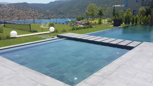 Bodrum Ufukları: Sonsuzluk Havuzu, Diyabaz Doğal Taş Kaplama, Iroko Teras ve Özel Tasarım Jakuzi Konsepti Detay