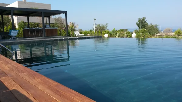 Bodrum Ufukları: Sonsuzluk Havuzu, Diyabaz Doğal Taş Kaplama, Iroko Teras ve Özel Tasarım Jakuzi Konsepti Detay