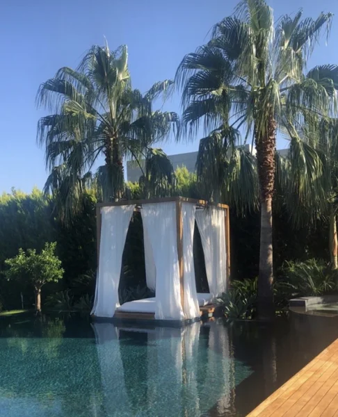 Bodrum Ufukları: Sonsuzluk Havuzu, Diyabaz Doğal Taş Kaplama, Iroko Teras ve Özel Tasarım Jakuzi Konsepti Detay