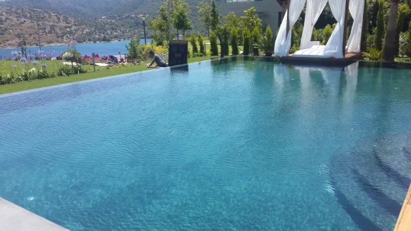 Bodrum Ufukları: Sonsuzluk Havuzu, Diyabaz Doğal Taş Kaplama, Iroko Teras ve Özel Tasarım Jakuzi Konsepti Detay