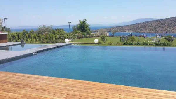Bodrum Ufukları: Sonsuzluk Havuzu, Diyabaz Doğal Taş Kaplama, Iroko Teras ve Özel Tasarım Jakuzi Konsepti Detay