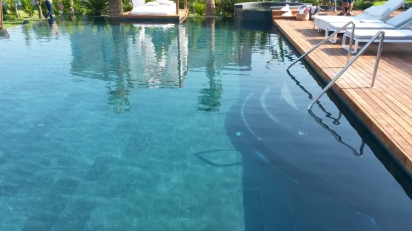 Bodrum Ufukları: Sonsuzluk Havuzu, Diyabaz Doğal Taş Kaplama, Iroko Teras ve Özel Tasarım Jakuzi Konsepti Detay