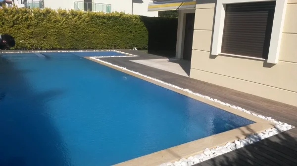 Çeşme Evi: Üstten Taşmalı Mavi Mozaik Havuz, Su Perdesi ve Islak Güneşlenme Tasarımı Detay
