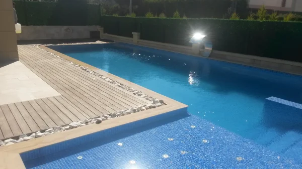 Çeşme Evi: Üstten Taşmalı Mavi Mozaik Havuz, Su Perdesi ve Islak Güneşlenme Tasarımı Detay
