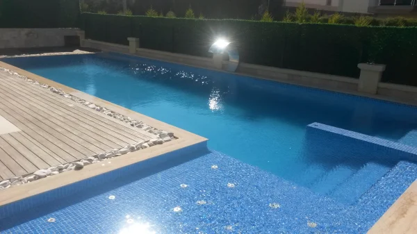 Çeşme Evi: Üstten Taşmalı Mavi Mozaik Havuz, Su Perdesi ve Islak Güneşlenme Tasarımı Detay