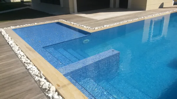 Çeşme Evi: Üstten Taşmalı Mavi Mozaik Havuz, Su Perdesi ve Islak Güneşlenme Tasarımı Detay