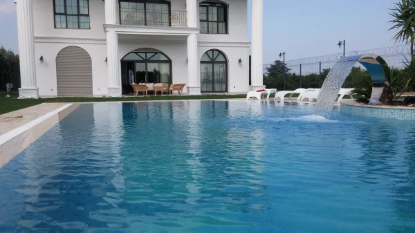 Narlıdere'de Sahil Keyfi: Mavi Cam Mozaik Havuz, Su Perdeli Peyzaj Adası, Islak Güneşlenme ve Merdiven Konsepti Detay