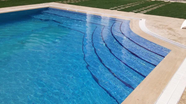 Narlıdere'de Sahil Keyfi: Mavi Cam Mozaik Havuz, Su Perdeli Peyzaj Adası, Islak Güneşlenme ve Merdiven Konsepti Detay