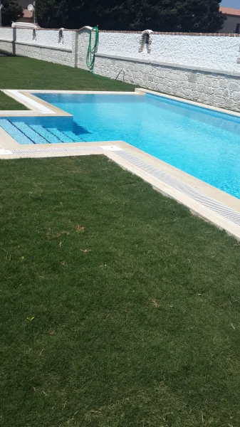Ege'de Simetri ve Mavi: Çeşme İkiz Villa Üstten Taşmalı Havuz ve Traverten Konsepti Detay