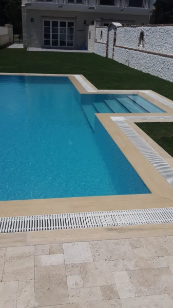 Ege'de Simetri ve Mavi: Çeşme İkiz Villa Üstten Taşmalı Havuz ve Traverten Konsepti Detay