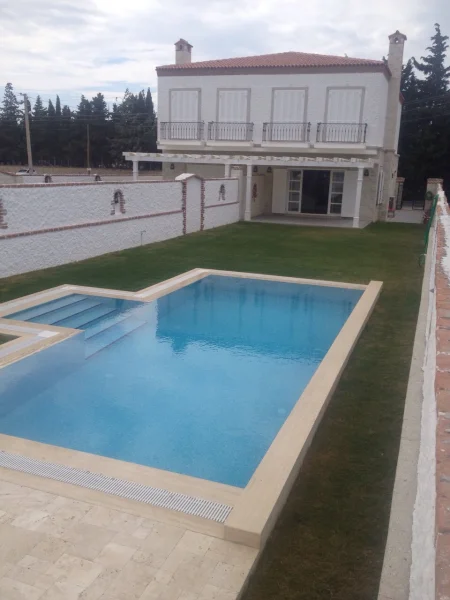 Ege'de Simetri ve Mavi: Çeşme İkiz Villa Üstten Taşmalı Havuz ve Traverten Konsepti Detay