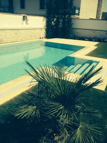 Ege'de Simetri ve Mavi: Çeşme İkiz Villa Üstten Taşmalı Havuz ve Traverten Konsepti Detay