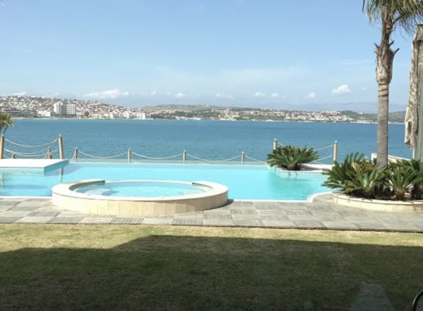 Ege'nin Palmiyeli Ufukları: Çeşme Sonsuz Havuz, Jakuzi ve Mavi Mozaik Konsepti Detay
