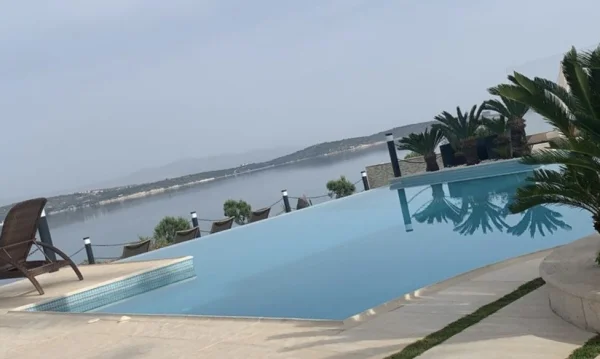 Ege'nin Palmiyeli Ufukları: Çeşme Sonsuz Havuz, Jakuzi ve Mavi Mozaik Konsepti Detay