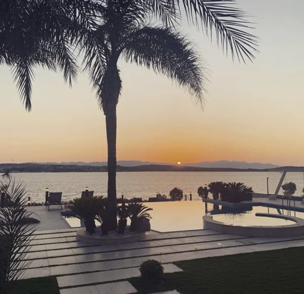 Ege'nin Palmiyeli Ufukları: Çeşme Sonsuz Havuz, Jakuzi ve Mavi Mozaik Konsepti Detay