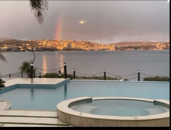 Ege'nin Palmiyeli Ufukları: Çeşme Sonsuz Havuz, Jakuzi ve Mavi Mozaik Konsepti Detay