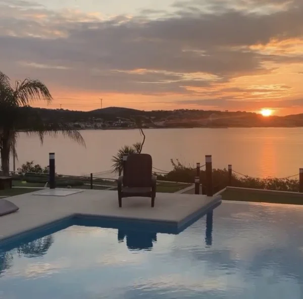 Ege'nin Palmiyeli Ufukları: Çeşme Sonsuz Havuz, Jakuzi ve Mavi Mozaik Konsepti Detay