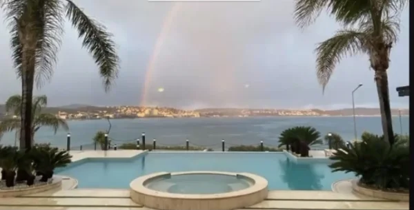 Ege'nin Palmiyeli Ufukları: Çeşme Sonsuz Havuz, Jakuzi ve Mavi Mozaik Konsepti Detay