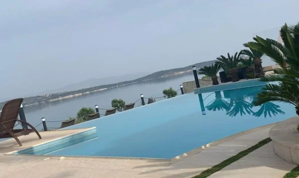 Ege'nin Palmiyeli Ufukları: Çeşme Sonsuz Havuz, Jakuzi ve Mavi Mozaik Konsepti Detay