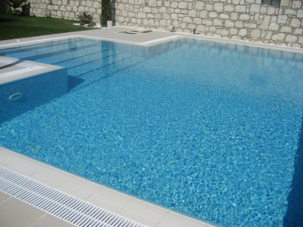 Çeşme'de Duru Mavi: Üstten Taşmalı Açık Mavi Mozaik Havuz Konsepti Detay