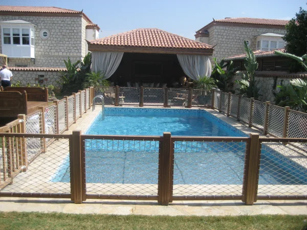Çeşme'de Güvenli Estetik: Skimmer Havuz ve Özel İroko Ahşap Korkuluk Detayı Detay