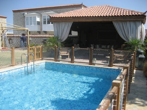 Çeşme'de Güvenli Estetik: Skimmer Havuz ve Özel İroko Ahşap Korkuluk Detayı Detay