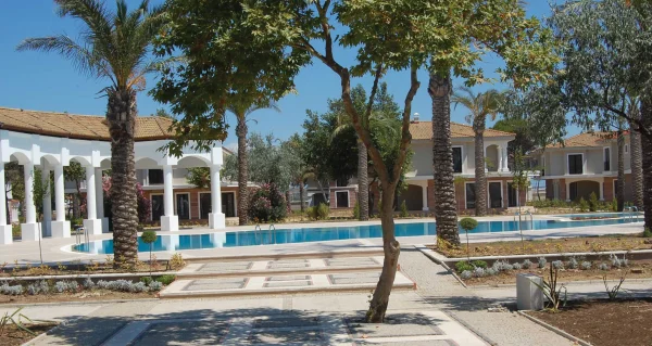 Ayvalık’ta Lüks ve Konfor: Üstten Taşmalı Sistem, Şelale ve İroko Teras Uyumu Detay