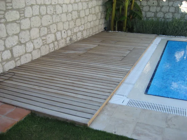 Çeşme'de Doğal Ahenk: Üstten Taşmalı Mavi Cam Mozaik Havuz ve İroko Detayları Detay