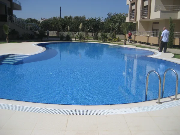 Prestijli Ortak Yaşam: Güzelbahçe Üstten Taşmalı Mavi Havuz ve Jakuzi Tasarımı Detay