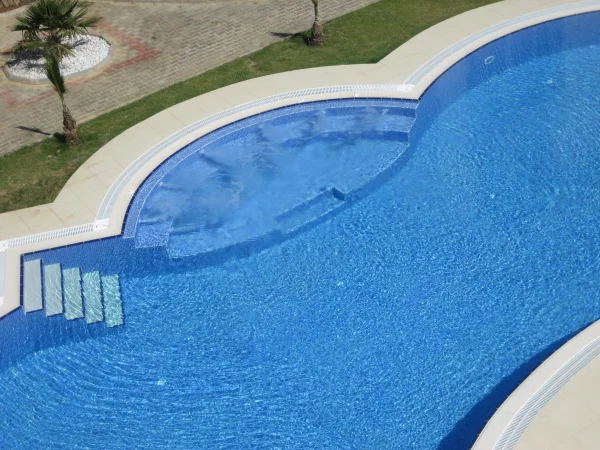 Prestijli Ortak Yaşam: Güzelbahçe Üstten Taşmalı Mavi Havuz ve Jakuzi Tasarımı Detay