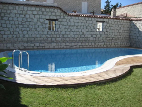 Mavi ve Ahşap Ahengi: Çeşme Üstten Taşmalı Havuz ve İroko Teras Projesi Detay