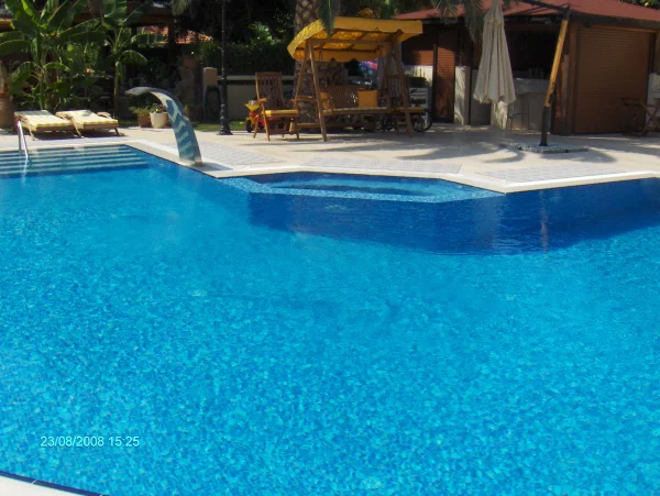 Ahenk ve Zarafet: Çeşme Mavi Mozaik Havuz, Üstten Taşma Sistemi, Jakuzi ve Su Perdesi Detay