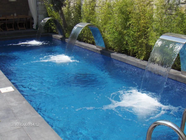 Dinamik Mavi: Çeşme Skimmer'lı Dar Havuz, Mavi Tonlar ve Üçlü Şelale Detayı Detay