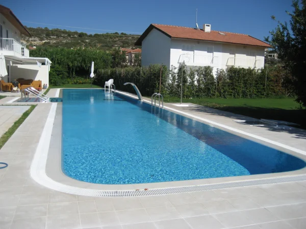Prestijli Akış: Çeşme Üstten Taşmalı, Su Perdeli Mavi Uzun Havuz ve Ortak Alan Tasarımı Detay
