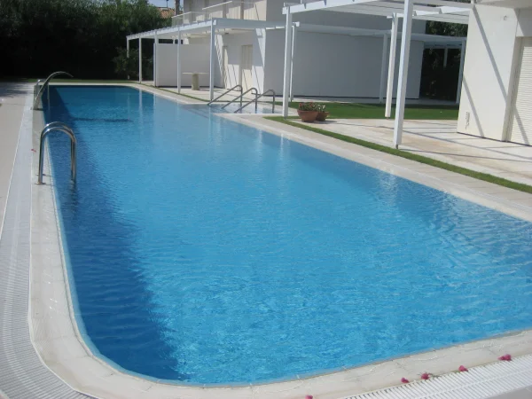 Prestijli Akış: Çeşme Üstten Taşmalı, Su Perdeli Mavi Uzun Havuz ve Ortak Alan Tasarımı Detay