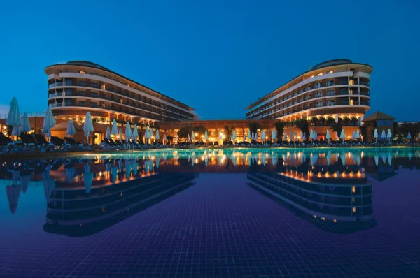Club Voyage Belek Select: Seçkin Havuz Koleksiyonu ve Lüks Su Mimarisi Projesi Detay