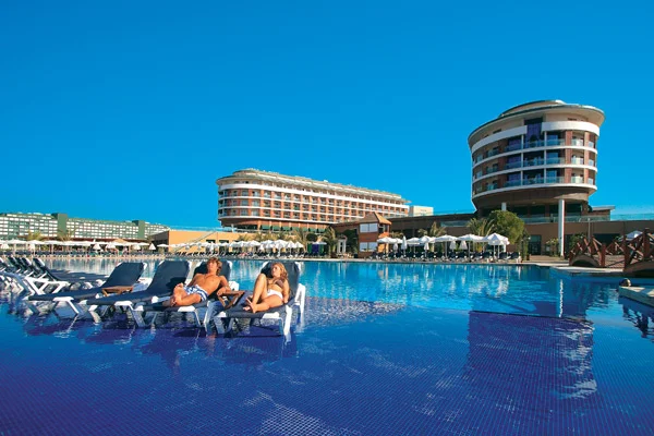 Club Voyage Belek Select: Seçkin Havuz Koleksiyonu ve Lüks Su Mimarisi Projesi Detay