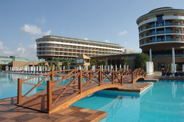 Club Voyage Belek Select: Seçkin Havuz Koleksiyonu ve Lüks Su Mimarisi Projesi Detay