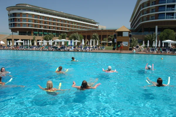 Club Voyage Belek Select: Seçkin Havuz Koleksiyonu ve Lüks Su Mimarisi Projesi Detay